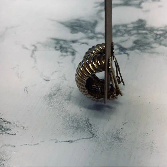 Gold Ribbed Earrings vintage clip on - Picture 5 of 8